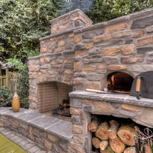 Back Cottage Patio Fireplace/pizza Oven