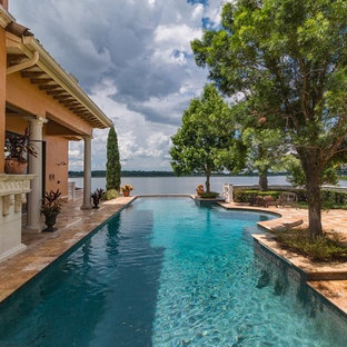 オーランドの地中海スタイルのおしゃれなプールの写真