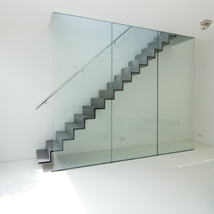 Ejemplo de escalera recta, actual, de tamaño medio