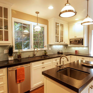 Oakmore Transitional Kitchen