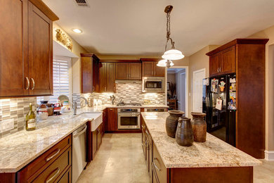 Kitchen - transitional kitchen idea in Dallas