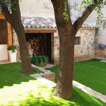 Jardín rústico con césped artificial