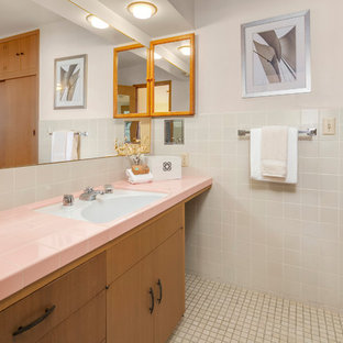 Immagine di una stanza da bagno con doccia minimalista di medie dimensioni con ante lisce, ante in legno scuro, vasca/doccia, piastrelle bianche, piastrelle in gres porcellanato, pavimento in gres porcellanato, lavabo sottopiano, top piastrellato, pavimento beige e top rosa