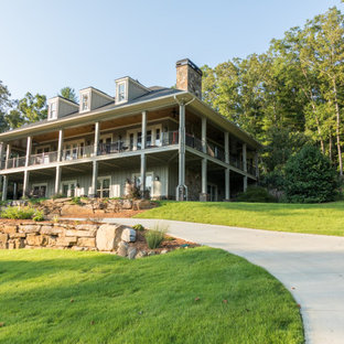 Großer Stilmix Vorgarten mit Steindeko und Flusssteinen in Atlanta