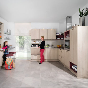 Integrierte Arbeitsflächen verbinden Haushalt mit Hausaufgabenbetreuung.