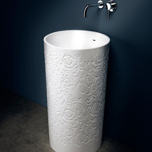 bathroom/outside sink