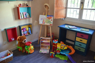 Diseño de dormitorio infantil de 4 a 10 años contemporáneo pequeño con paredes beige, suelo de madera oscura y suelo gris