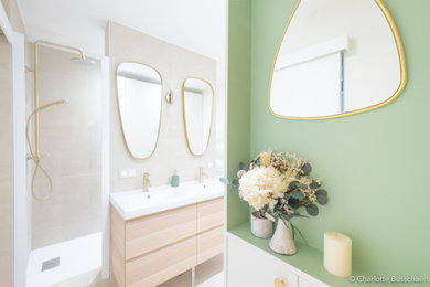 リヨンにあるお手頃価格の中くらいなトランジショナルスタイルのおしゃれな浴室 (白いキャビネット、ベージュのタイル、セラミックタイル、ベージュの壁、セラミックタイルの床、ベージュの床、洗面台2つ、造り付け洗面台) の写真