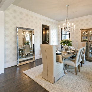 Geschlossenes, Großes Klassisches Esszimmer mit metallicfarbenen Wänden und dunklem Holzboden in Birmingham