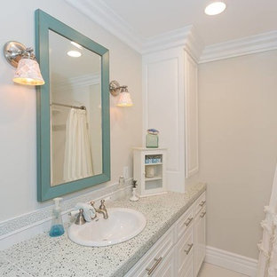 Bäder mit Terrazzo-Waschbecken/Waschtisch und bunter Waschtischplatte