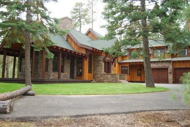 Diseño de fachada de casa marrón de estilo americano grande de dos plantas con revestimiento de madera