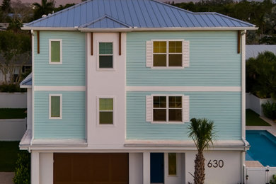 Example of a beach style home design design in Tampa