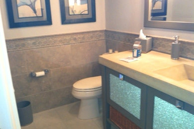 高級な中くらいなトラディショナルスタイルのおしゃれなバスルーム (浴槽なし) (ガラス扉のキャビネット、濃色木目調キャビネット、分離型トイレ、茶色いタイル、モザイクタイル、ベージュの壁、一体型シンク、コンクリートの洗面台) の写真