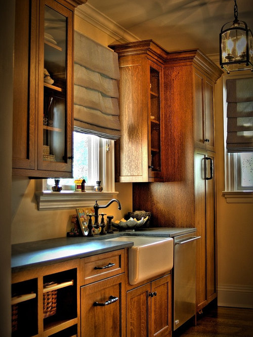 Farmhouse Kitchen  with Medium Tone Wood Cabinets Design 
