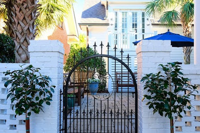 Example of a classic home design design in Charleston