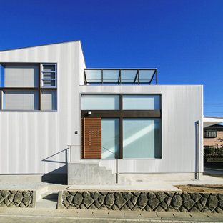 他の地域のモダンスタイルのおしゃれな二階建ての家 (メタルサイディング、グレーの外壁、片流れ屋根、戸建) の写真