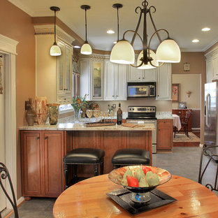 Mittelgroße Klassische Wohnküche ohne Kamin mit Linoleum, brauner Wandfarbe und beigem Boden in Baltimore