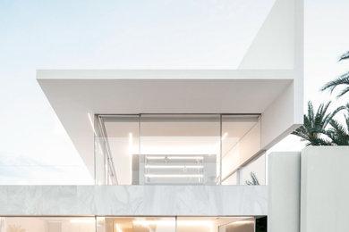 Diseño de fachada de casa blanca y blanca moderna extra grande de dos plantas con tejado plano