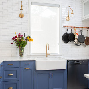 Aménagement d'une arrière-cuisine classique en U de taille moyenne avec un évier de ferme, un placard à porte shaker, des portes de placard bleues, un plan de travail en quartz modifié, une crédence blanche, une crédence en carreau de céramique, un électroménager en acier inoxydable, un sol en carrelage de porcelaine, une péninsule, un sol gris et un plan de travail gris.