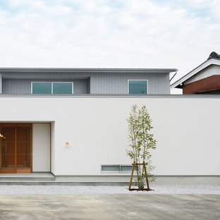 他の地域の北欧スタイルのおしゃれな二階建ての家 (グレーの外壁、戸建、金属屋根) の写真