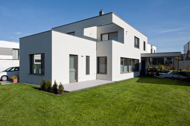 Mittelgroßes, Zweistöckiges Modernes Haus mit Putzfassade und Flachdach in Leipzig