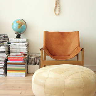 Inspiration for an eclectic living room in Amsterdam with a library and white walls.