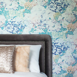 HOLCOMBE &ndash; DARK BLUE, GREEN LARGE HYDRANGEA ON CREAM PEARL Pattern Number: 2016- - Wallpaper