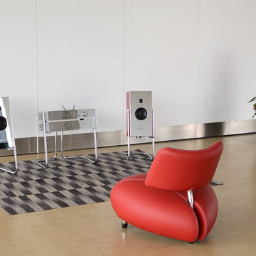 Schöne Teppiche im Musikzimmer mit hellem Holzboden