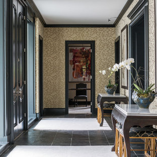 カンザスシティの大きい両開きドアトランジショナルスタイルのおしゃれな玄関ホール (メタリックの壁、スレートの床、黒いドア) の写真