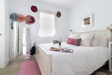 Foto de dormitorio blanco y beige y rosa minimalista sin chimenea con paredes blancas, suelo de madera clara y suelo marrón