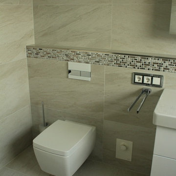 Badezimmer mit Dusche, Badewanne, Waschtischanlage, WC und Lackspanndecke