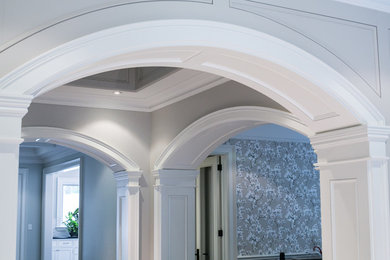 Example of a transitional entryway design in Toronto