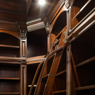 Idee per una grande cabina armadio per uomo tradizionale con nessun'anta, ante in legno bruno, pavimento in legno massello medio, pavimento multicolore e soffitto a cassettoni