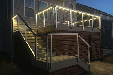 Foto de terraza minimalista de tamaño medio sin cubierta en patio trasero con cocina exterior