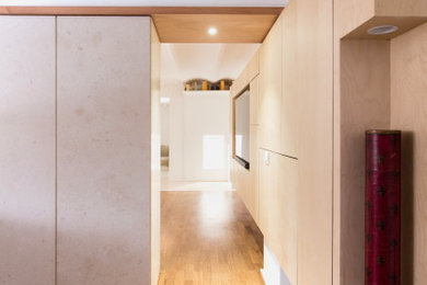 Idee per un ingresso o corridoio minimal con parquet scuro