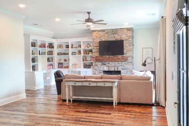 Example of a classic family room design in Nashville