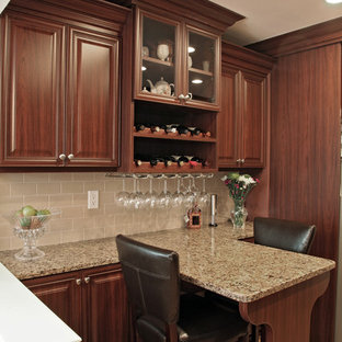 Idée de décoration pour une arrière-cuisine parallèle tradition de taille moyenne avec un évier 1 bac, un placard avec porte à panneau surélevé, des portes de placard marrons, un plan de travail en quartz, une crédence beige, une crédence en carrelage métro, un électroménager en acier inoxydable, un sol en bois brun et un sol beige.