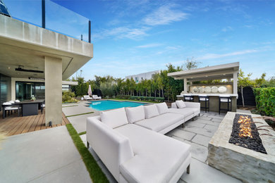 Inspiration for a modern patio remodel in Orange County