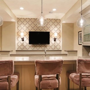 ミネアポリスのトランジショナルスタイルのおしゃれな着席型バー (ベージュのキャビネット、ベージュキッチンパネル) の写真