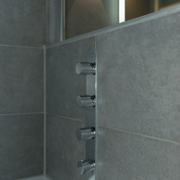 Small & Comfortable Bathroom