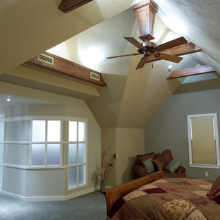 Großes Klassisches Hauptschlafzimmer mit beiger Wandfarbe, Teppichboden, Eckkamin, Kaminumrandung aus Stein und grauem Boden in Sonstige