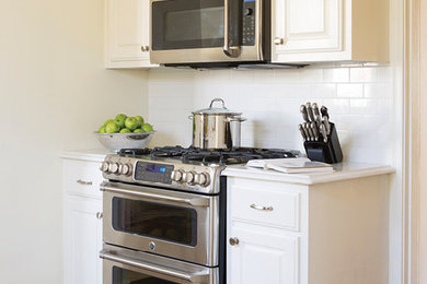 Kitchen - transitional kitchen idea in Little Rock