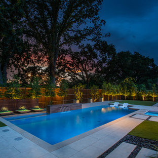 ダラスの中サイズの長方形コンテンポラリースタイルのおしゃれな裏庭プール (噴水、デッキ材舗装) の写真