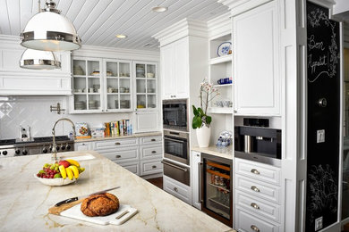 Kitchen - traditional kitchen idea in Los Angeles