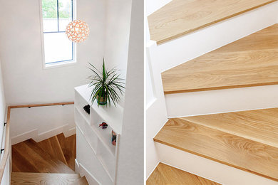 Ejemplo de escalera de caracol de estilo de casa de campo de tamaño medio con escalones de madera y contrahuellas de madera pintada