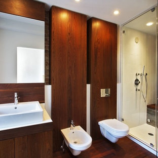 Immagine di una stanza da bagno minimalista con bidè e lavabo a bacinella