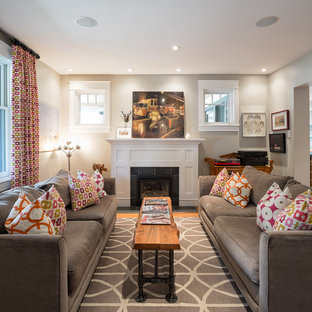 Idéer för ett litet modernt separat vardagsrum, med beige väggar, ljust trägolv, en standard öppen spis och en spiselkrans i trä