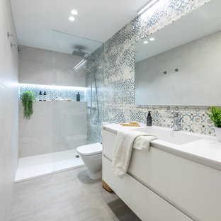 Foto de cuarto de baño principal, hornacina, único, flotante y beige y blanco, moderno, de tamaño medio, sin sin inodoro, con armarios con paneles lisos, puertas de armario blancas, baldosas y/o azulejos multicolor, baldosas y/o azulejos de cerámica, paredes beige, suelo de baldosas de cerámica, lavabo integrado, encimera de cuarzo compacto, suelo beige y encimeras blancas