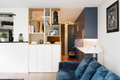 Mittelgroßes, Offenes Modernes Wohnzimmer mit weißer Wandfarbe und hellem Holzboden in Paris