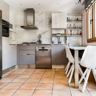 cuisine avec une crédence en carreau de porcelaine et un